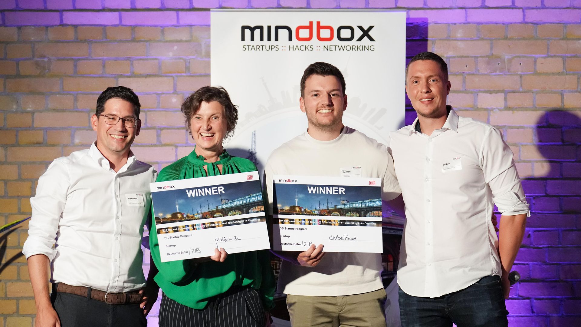 Mehrere Personen sitzen im Zuschauerraum und hören einer Präsentation zu