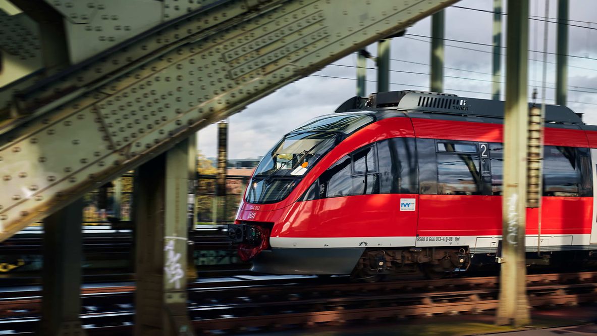 Talent (BR 644) als Regionalbahn überquert die Hohenzollernbrücke in Köln