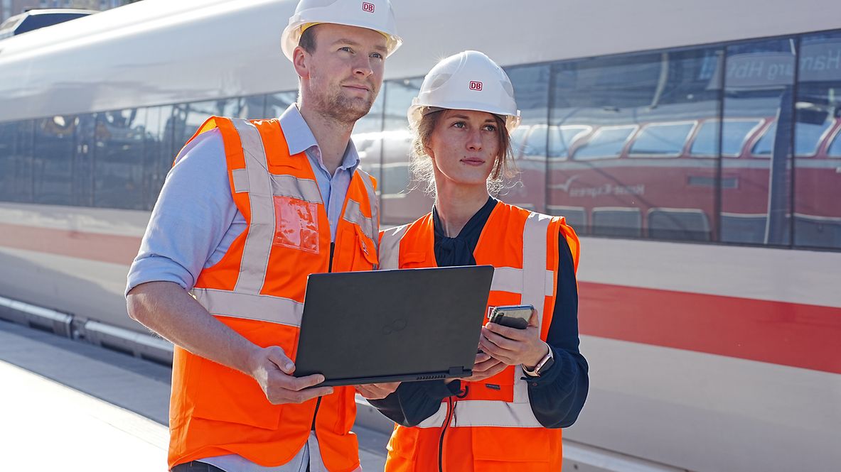  Projektingenieur im Gespräch mit einer Planfeststellungsmanagerin (Hamburg Hbf)