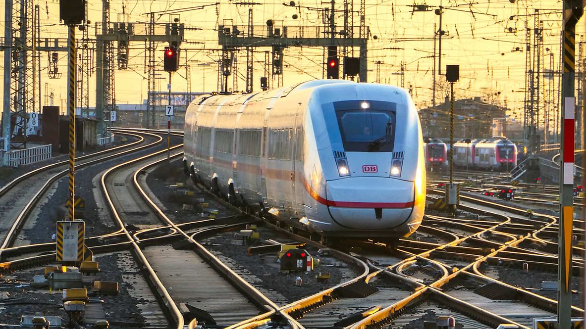 Frankfurt am Main Hbf im Licht der untergehenden Sonne - DB Fernverkehr mit ICE 4 Baureihe 412 bei Einfahrt