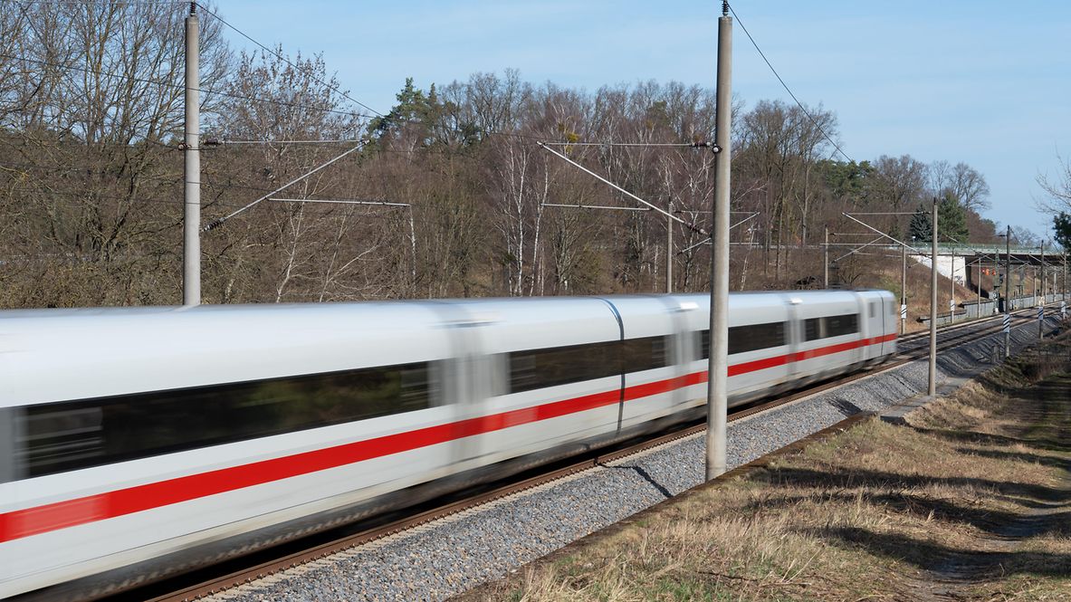 DB300739